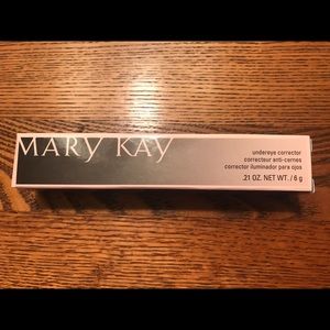 Mary Kay Undereye Corrector, NEW IN BOX